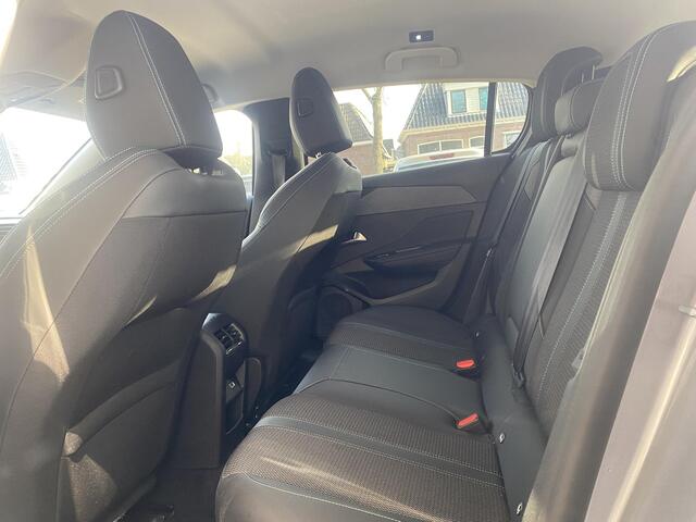 Peugeot 308 1.2 PureTech Allure Pack | Achteruitrijcamera | Apple Carplay | Electronic climate controle | Navigatie systeem | Parkeer sensoren voor en achter |