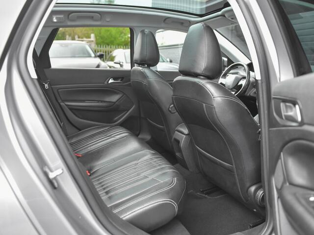 Peugeot 308 SW 1.2 PureTech Blue Lease Executive Leren bekleding Panoramadak Cruise Clima