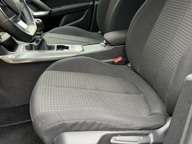 Peugeot 308 Style 110 Pk Benzine 5-Deurs * KJK-71-X * Hele Mooie ! * Navigatie * Climate & Cruise Control * Achteruitrij Parkeer Camera * DAB Radio * L.M. Velgen * Vingerhoets; Vierde Generatie Eersteklas Service. Al meer dan 100 jaar een begrip in de Brabantse Kempe