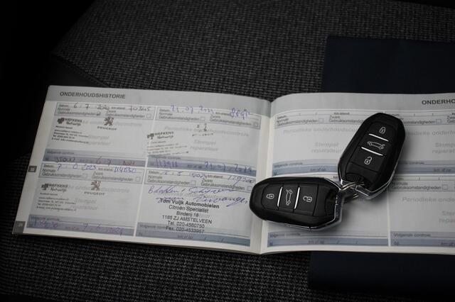 Peugeot 5008 1.2 PureTech Premium 7 Persoons - Carplay, Digital Cockpit, Half Leer, Camera