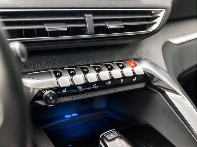 Peugeot 5008 1.2 PureTech Deluxe 7 Persoons Automaat (PANORAMADAK, APPLE CARPLAY, MEMORY SEATS, LEDER, STOELVERWARMING, 360 CAMERA, SPORTSTOELEN, LED KOPLAMPEN, GETINT GLAS, TREKHAAK, NIEUWSTAAT)