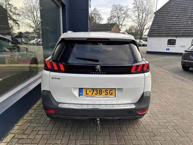 Peugeot 5008 1.2 Turbo 130 PK Allure Pack | Trekhaak | 7-Zitplaatsen | Navigatie | Full LED Verlichting | Stoelverwarming | Keyless Entry & Start | Electrische Achterklep | Climate Control Adaptief | Cruise Control | 18" Lichtmetalen Velgen | Camera | Dode Hoek Detect