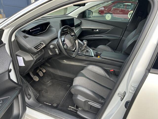 Peugeot 5008 1.2 Turbo 130 PK Allure Pack | Trekhaak | 7-Zitplaatsen | Navigatie | Full LED Verlichting | Stoelverwarming | Keyless Entry & Start | Electrische Achterklep | Climate Control Adaptief | Cruise Control | 18" Lichtmetalen Velgen | Camera | Dode Hoek Detect