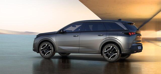 Peugeot 5008 1.6 Plug-in Hybrid 195 Allure | NIEUW | Uit voorraad leverbaar! | 83km EV Actieradius WLTP | AUTOMAAT | 7-Zits | Parkeercamera Voor & Achter | Stuurverwarming | Dodehoek Detectie |