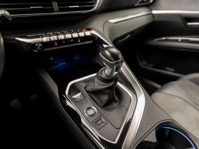 Peugeot 5008 1.2 PureTech Allure Sport 7 Persoons (APPLE CARPLAY, GROOT NAVI, 360 CAMERA, LEDER, ADAPTIVE CRUISE, SPORTSTOELEN, ELEK ACHTERKLEP, KEYLESS, GETINT GLAS, SFEERVERLICHTING, NIEUWSTAAT)