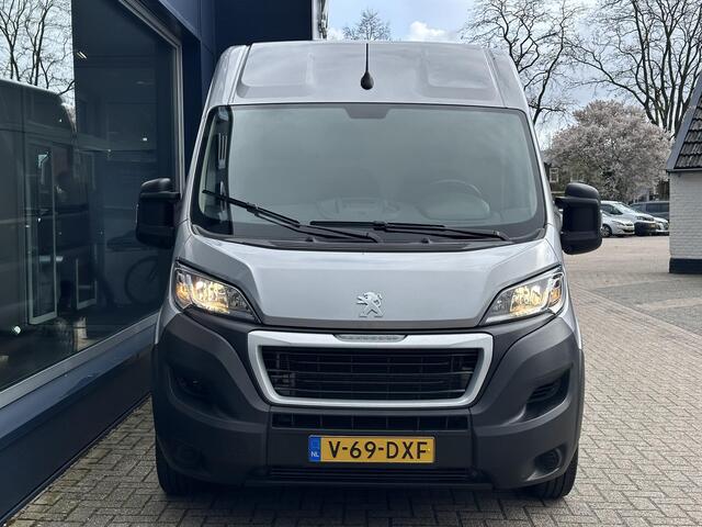 Peugeot BOXER 2.2 BlueHDi 140 PK L2H2 | 1e Eigenaarsauto met slechts 16.600 KM | 3-Zits | Trekhaak 2500 KG | Zakelijk BPM Vrij | Camera | Parkeersensoren | Airco | Laadruimte Betimmering | Cruise Control | Apple Carplay & Android Auto |