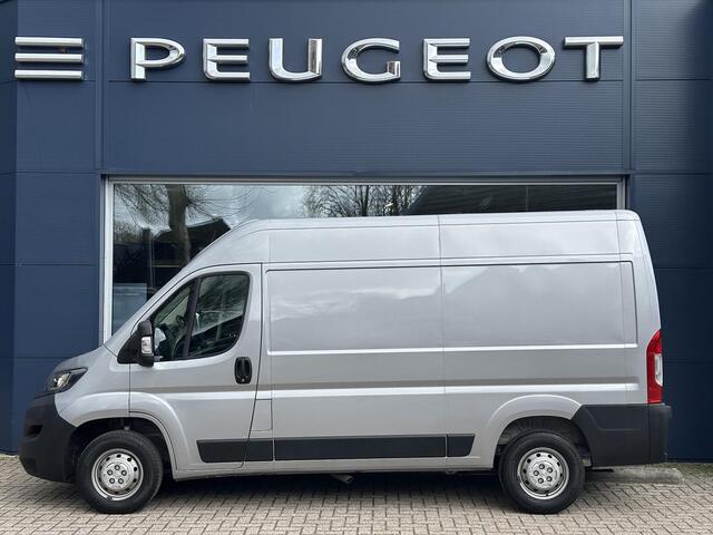 Peugeot BOXER 2.2 BlueHDi 140 PK L2H2 | 1e Eigenaarsauto met slechts 16.600 KM | 3-Zits | Trekhaak 2500 KG | Zakelijk BPM Vrij | Camera | Parkeersensoren | Airco | Laadruimte Betimmering | Cruise Control | Apple Carplay & Android Auto |