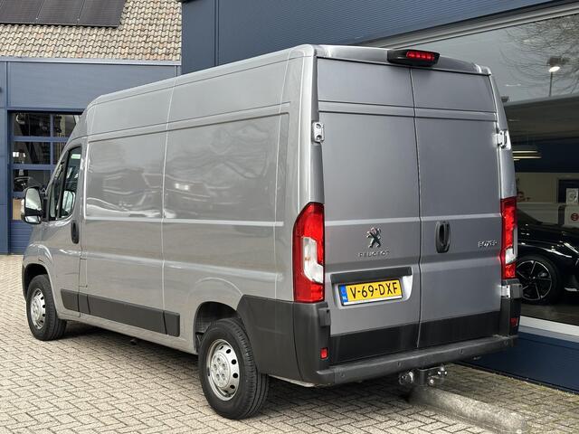 Peugeot BOXER 2.2 BlueHDi 140 PK L2H2 | 1e Eigenaarsauto met slechts 16.600 KM | 3-Zits | Trekhaak 2500 KG | Zakelijk BPM Vrij | Camera | Parkeersensoren | Airco | Laadruimte Betimmering | Cruise Control | Apple Carplay & Android Auto |