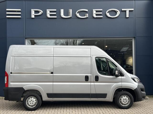 Peugeot BOXER 2.2 BlueHDi 140 PK L2H2 | 1e Eigenaarsauto met slechts 16.600 KM | 3-Zits | Trekhaak 2500 KG | Zakelijk BPM Vrij | Camera | Parkeersensoren | Airco | Laadruimte Betimmering | Cruise Control | Apple Carplay & Android Auto |