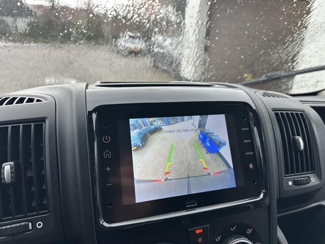 Peugeot BOXER 2.2 BlueHDi 140 PK L2H2 | 1e Eigenaarsauto met slechts 16.600 KM | 3-Zits | Trekhaak 2500 KG | Zakelijk BPM Vrij | Camera | Parkeersensoren | Airco | Laadruimte Betimmering | Cruise Control | Apple Carplay & Android Auto |