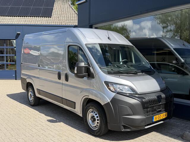 Peugeot BOXER 2.2 BlueHDi 140 PK L2H2 | Facelift model | 1e Eigenaarsauto met 20.500 KM | 3-Zits | Trekhaak 3000 KG | Zakelijk BPM Vrij | Camera | Parkeersensoren | Airco | Laadruimte Betimmering | Cruise Control | Apple Carplay & Android Auto |