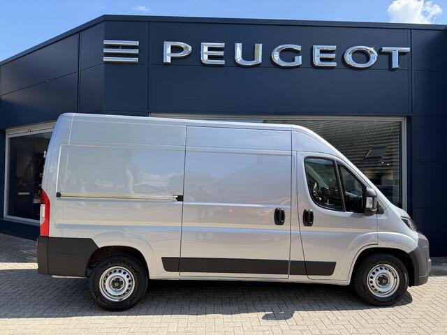 Peugeot BOXER 2.2 BlueHDi 140 PK L2H2 | Facelift model | 1e Eigenaarsauto met 20.500 KM | 3-Zits | Trekhaak 3000 KG | Zakelijk BPM Vrij | Camera | Parkeersensoren | Airco | Laadruimte Betimmering | Cruise Control | Apple Carplay & Android Auto |