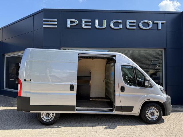 Peugeot BOXER 2.2 BlueHDi 140 PK L2H2 | Facelift model | 1e Eigenaarsauto met 20.500 KM | 3-Zits | Trekhaak 3000 KG | Zakelijk BPM Vrij | Camera | Parkeersensoren | Airco | Laadruimte Betimmering | Cruise Control | Apple Carplay & Android Auto |