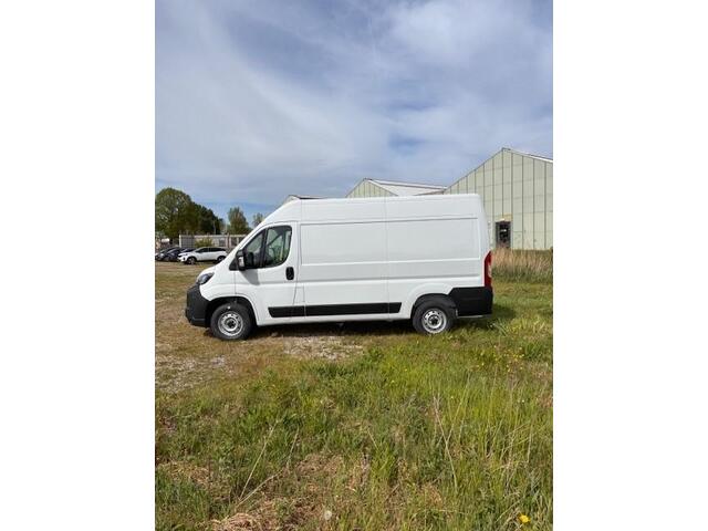 Peugeot BOXER 2.2 BlueHDi 140 S&S L2H2 3.3t | Achteruitrijcamera | Parkeersensoren | Climate control | Cruise control | Climate control | Spraakbediening | Trekhaak