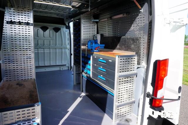 Peugeot BOXER 335 2.2 BlueHDi 165 L3H2 Premium Mobiele Werkplaats |Sortimo inrichting |Wandstroom |2 stoelen |2 airbags |Camera |Standkachel |Verwarmde stoelen |EURO6D |165 pk |1e eigenaar