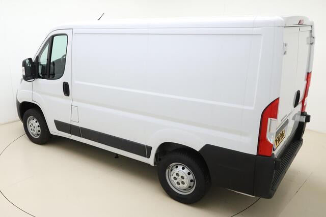 Peugeot BOXER 2.2 BlueHDi 120 L1H1 3.3t | Airco | In hoogte verstelbare zittingen | Parkeersensoren | Armsteunen | Centrale deurvergrendeling | Hill hold | Stuurbediening