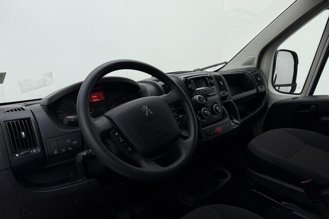 Peugeot BOXER 2.2 BlueHDi 120 L1H1 3.3t | Airco | In hoogte verstelbare zittingen | Parkeersensoren | Armsteunen | Centrale deurvergrendeling | Hill hold | Stuurbediening