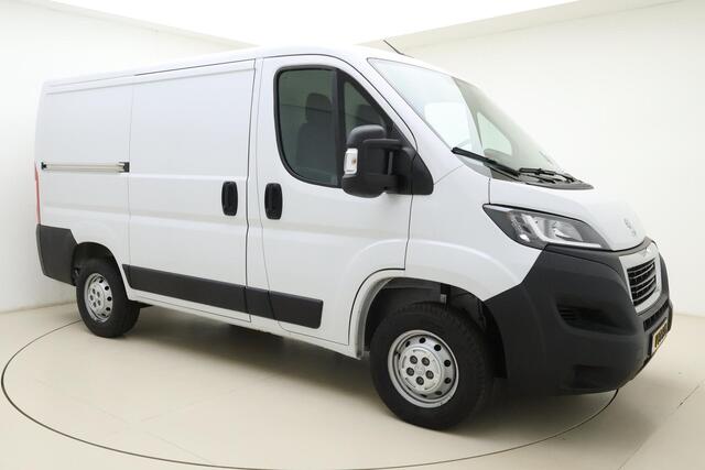 Peugeot BOXER 2.2 BlueHDi 120 L1H1 3.3t | Airco | In hoogte verstelbare zittingen | Parkeersensoren | Armsteunen | Centrale deurvergrendeling | Hill hold | Stuurbediening
