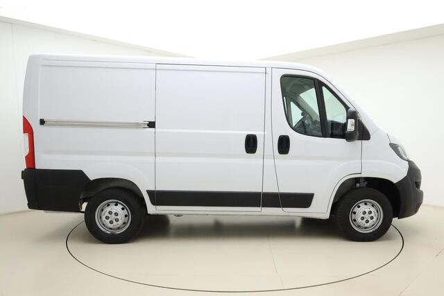 Peugeot BOXER 2.2 BlueHDi 120 L1H1 3.3t | Airco | In hoogte verstelbare zittingen | Parkeersensoren | Armsteunen | Centrale deurvergrendeling | Hill hold | Stuurbediening