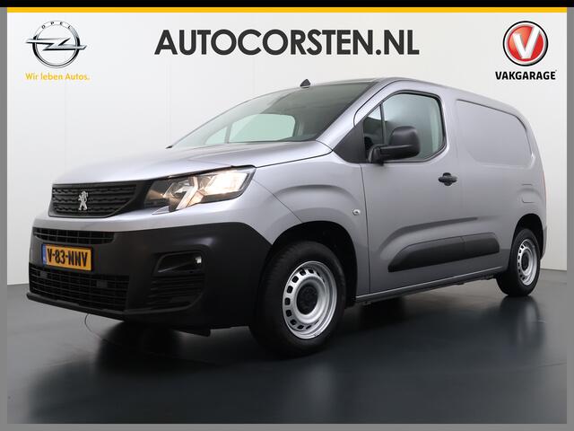 Peugeot PARTNER T 111PK BENZINE 3-Peroons Apple Carplay Android Auto Navi Airco Cruise Control Pdc DAB Regen-Lichtsensor Premium Euro 6 Betonplex Vloer Schuifdeur Achterdeuren Geen Gezeur met Millieuzones! Zeer compleet! Marge auto, dus er komt GEEN BTW bij !