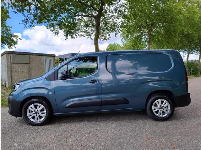 Peugeot PARTNER e-Partner L2 50 kWh 136pk | 8 jaar garantie | 0% financial lease | 3-zits | Houten afwerking laadruimte | Exterieur Pakket | 16 inch lichtmetalen velgen | Keyless Entry | Climate Control | Multimedia | Draadloze Apple Carplay en Android Auto | NAVI | Park