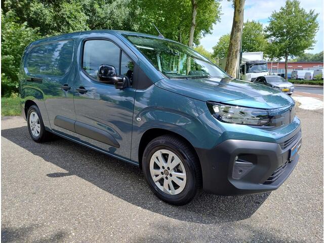 Peugeot PARTNER e-Partner L2 50 kWh 136pk | 8 jaar garantie | 0% financial lease | 3-zits | Houten afwerking laadruimte | Exterieur Pakket | 16 inch lichtmetalen velgen | Keyless Entry | Climate Control | Multimedia | Draadloze Apple Carplay en Android Auto | NAVI | Park
