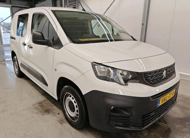 Peugeot PARTNER 1.2 Benzine 111PK Euro6 Premium / Airco / Navigatie / Cruise-ctr. / Schuifdeur + Raam / Radio multimedia