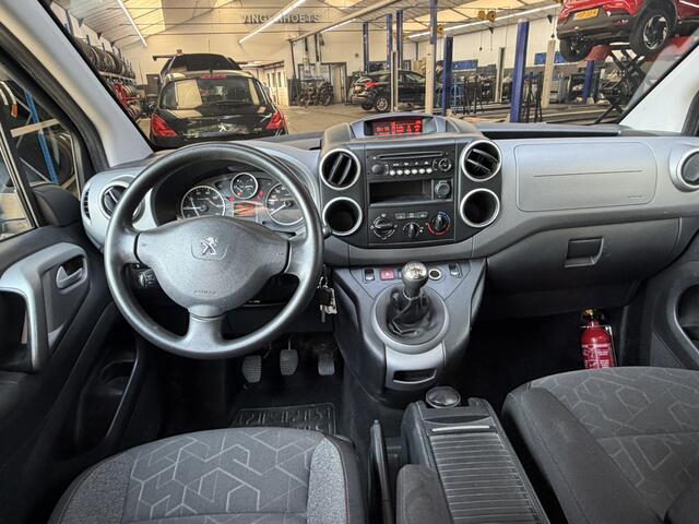 Peugeot PARTNER TEPEE 110 Pk Benzine Style uitvoering * Airco * Trekhaak * Cruise Control * 5-Persoons * Parkeersensoren * Vingerhoets; Vierde Generatie Eersteklas Service. Al meer dan 100 jaar een begrip in de Brabantse Kempen