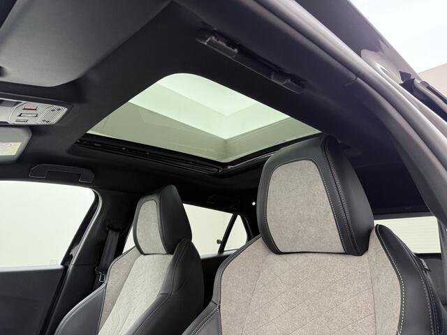 Peugeot e-2008 EV GT Pack 50kWh SOH 90% Panorama-Schuifdak Apple Carplay Android Auto Navi Ecc Adap.Cruise 360°Camera Stoelverwarming Blindspot Detection Privacy Glas Lmv 18" Lane Assist Keyless Bluetooth Pack Safety Plus 1e Eigenaar 100% Dealeronderhouden Origineel Ned