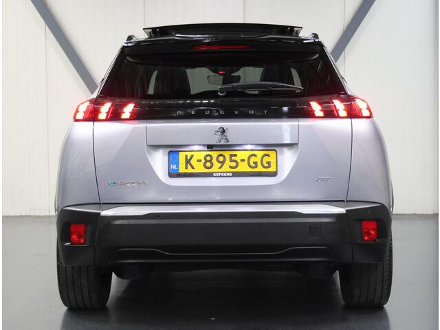 Peugeot e-2008 GT 50kWh 136PK | 1ste eigenaar | 3 FASE | AppleCarplay/Android Auto | Accurapport 91% | Schuifkanteldak | Alcantara/LEER | 18"LMV | Camera | AUTOMAAT | Keyless | Adaptive Cruise Control | Climate Control | Camera | FULL LED | Two-Tone | Sfeerverlichting |