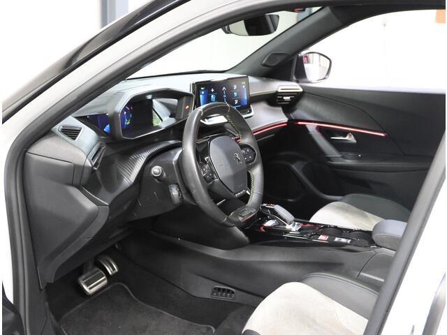 Peugeot e-2008 GT 50kWh 136PK | 1ste eigenaar | 3 FASE | Alcantara/LEER | AppleCarplay/Android Auto | StoelVerwarming | 18"LMV | Dodehoekdetectie | Camera | LED lampen | Keyless | Adaptive Cruise Control | Climate Control | Camera | FULL LED | Two-Tone | Sfeerverlichtin