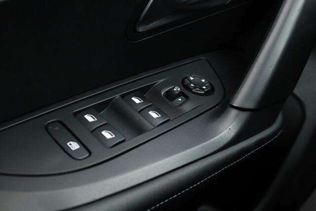 Peugeot e-2008 EV Allure Pack 50 kWh | Apple CarPlay & Android Auto | Clima | All Seasons | Cruise