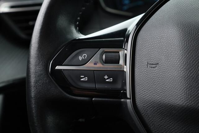 Peugeot e-2008 EV Allure Pack 50 kWh | Apple CarPlay & Android Auto | Clima | All Seasons | Cruise