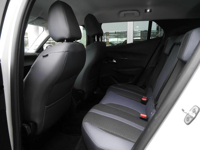 Peugeot e-2008 EV Allure 50 kWh | Adaptive cruise control | Navigatie | Achteruitrijcamera | Lichtmetalen velgen | 3 Fase | Extra getint glas | Keyless start | Stoelverwarming