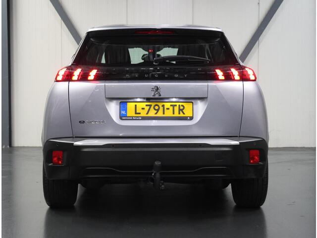 Peugeot e-2008 EV Blue Lease Active 50 kWh 136PK | 1ste eigenaar | AppleCarPlay/AndroidAuto | Armsteun | Climate Control | Cruise Control | Camera | FULL LED | Navigatie | LMV | Parkeersensoren | Trekhaak | Isofix |