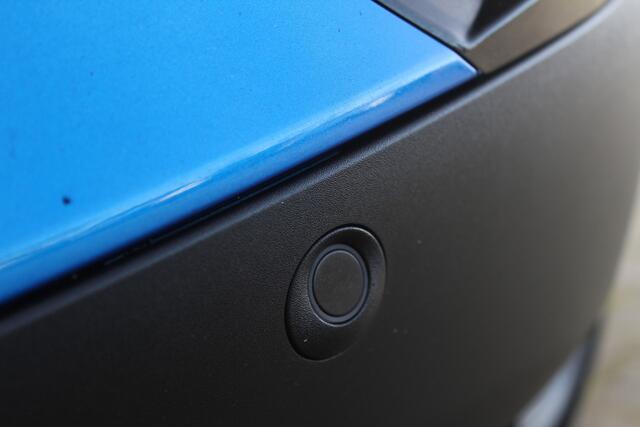 Peugeot e-2008 EV GT Pack 50 kWh | Incl. 12 maanden garantie | Voorstoelen verwarmd | Cruise control | Panorama dak | Airco | Navigatie | Dodehoekdetectie | DAB | Lichtmetalen velgen | Achteruitrijcamera | Parkeersensoren | Climate control | Zwarte hemelbekleding