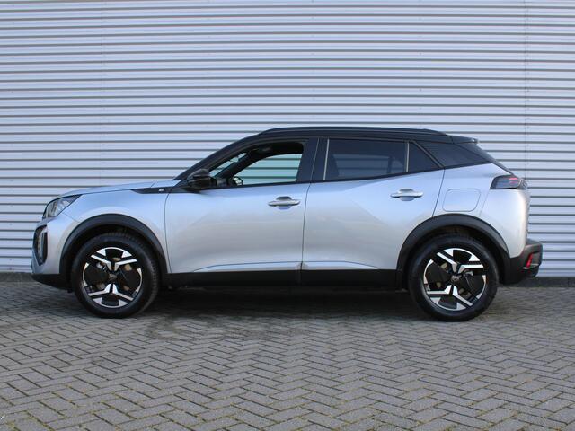 Peugeot e-2008 EV GT 54 kWh | Trekhaak | Stoelverwarming + massage | Camera | Cruise adapt. | Navi | 17" LM | Warmtepomp | LED | Zeer nette auto |