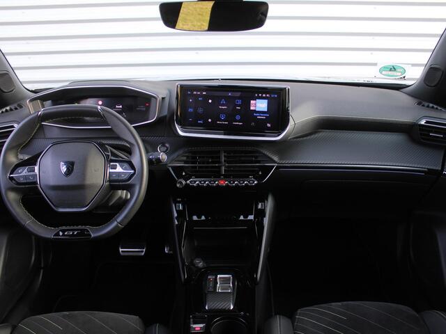 Peugeot e-2008 EV GT 54 kWh | Trekhaak | Stoelverwarming + massage | Camera | Cruise adapt. | Navi | 17" LM | Warmtepomp | LED | Zeer nette auto |