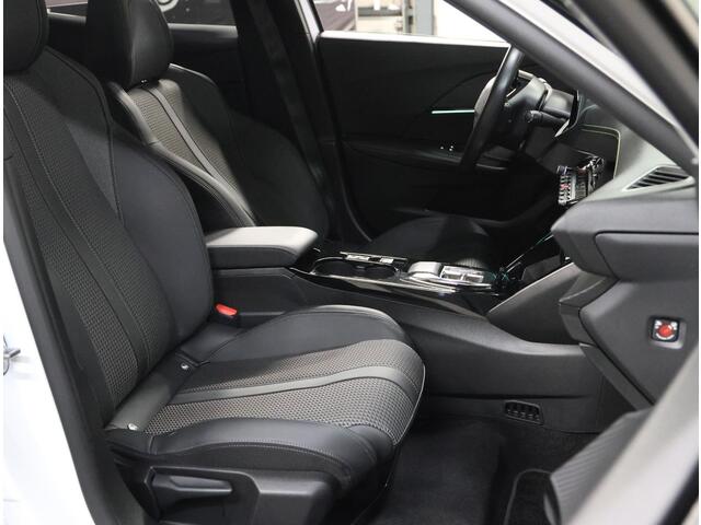 Peugeot e-2008 EV GT 50 kWh 136PK | 3 FASE | AppleCarplay/Android Auto | Schuifkanteldak | Stof/LEER | 18"LMV | Camera | AUTOMAAT | Keyless | Cruise Control | Climate Control | Camera | FULL LED | Sfeerverlichting | Isofix | Privacy Glass |