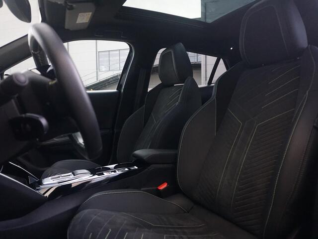 Peugeot e-2008 EV GT 54 kWh | Panorama schuifdak dak | Warmtepomp | Gripcontrol | All seasonbanden |