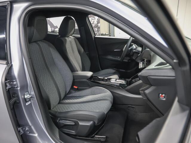 Peugeot e-2008 EV Allure 50 kWh 136PK | Accurapport %| 1ste eigenaar | AppleCarplay/Android Auto | Armsteun | 17"LMV | AUTOMAAT | Keyless | Cruise Control | Climate Control | FULL LED | Isofix | Parkeersensoren | Privacy Glass |