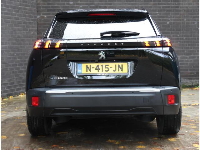 Peugeot e-2008 SUV Allure 50kWh 136PK | 1ste eigenaar | ACCURAPPORT 94% | Achteruitrijcamera | AppleCarplay/Android Auto | Armsteun | Keyless | Cruise Control | Climate Control | Isofix | Parkeersensoren | Privacy Glass |