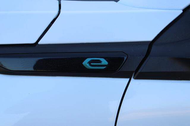 Peugeot e-2008 EV Active Pack 50 kWh | Incl. 12 maanden garantie | Cruise control | Rijstrook assistent | Climate control | Apple carplay/Andriod auto | DAB radio | Navigatie | Afneembare trekhaak