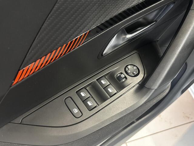 Peugeot e-2008 EV Active Pack 50 kWh SOH 92,2% |Navigatie | Parkeersensoren achter | Cruise control