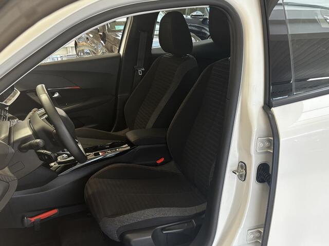 Peugeot e-2008 EV Active Pack 50 kWh SOH 92,2% |Navigatie | Parkeersensoren achter | Cruise control