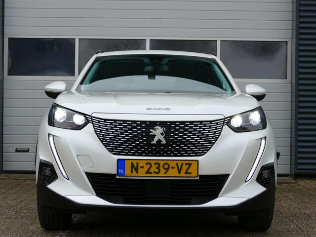 Peugeot e-2008 EV Allure Pack 50 kWh | WLTP 318KM | 3-Fase | Stoelverwarming | Parkeer Camera Achter | Navigatie | Cruise Control | Parkeersensoren Achter | Start/Stopknop |