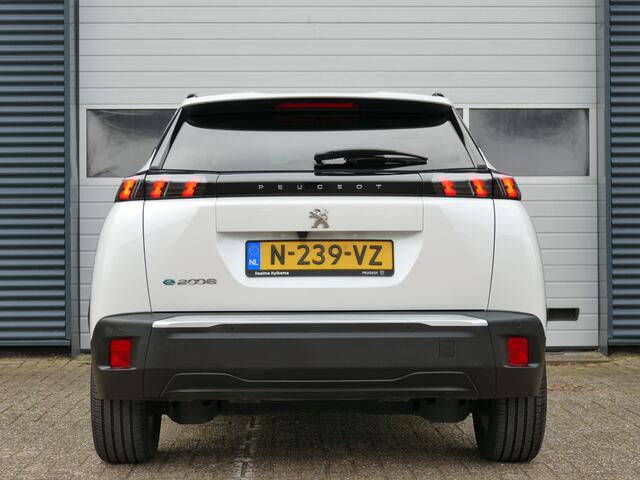 Peugeot e-2008 EV Allure Pack 50 kWh | WLTP 318KM | 3-Fase | Stoelverwarming | Parkeer Camera Achter | Navigatie | Cruise Control | Parkeersensoren Achter | Start/Stopknop |