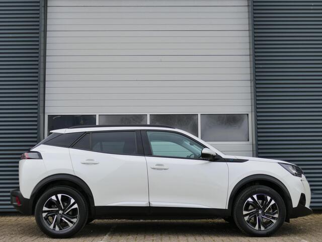 Peugeot e-2008 EV Allure Pack 50 kWh | WLTP 318KM | 3-Fase | Stoelverwarming | Parkeer Camera Achter | Navigatie | Cruise Control | Parkeersensoren Achter | Start/Stopknop |