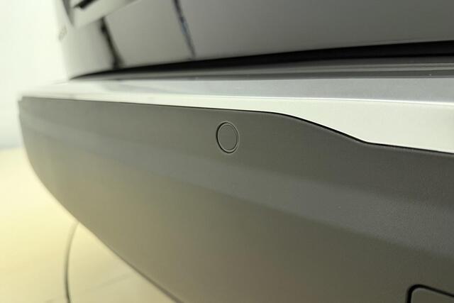 Peugeot e-2008 EV Style 50 kWh 3-Fase l 1e Eigenaar l Camera l PDC l LED l DAB l Apple Carplay & Android Auto l Climate Control l Cruise Control l Lichtmetalen Velgen