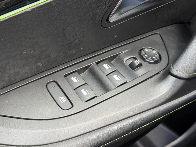Peugeot e-2008 GT Pack 50 kWh 136PK Automaat Navigatie, Achteruitrijcamera, Keyless, Stoelverwarming, Adaptieve Cruise Control